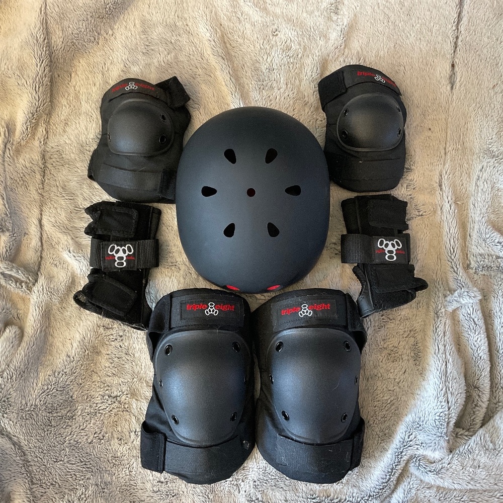 Black Adult M Skating Helmet and Set of Knee pads, Elbow pads and Wrist guards